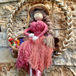 آویز عروسک مکرومه با حلقه فلزی بافت خورده که رنگ بافت حلقه و لباس و مو و کلاه و سبد عروسک قابل تغییر است