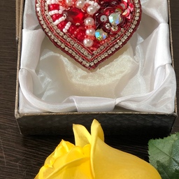 گلسینه جواهر دوزی قلب قرمز ،گلسینه پالتو،گل کیف،گل جیب