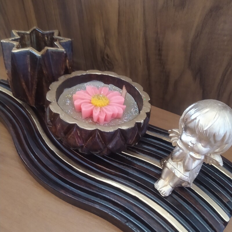 سینی طرح موج با طرح چوب و طلایی به همراه مجسمه فرشته و کاسه شمع مارگاریت و گلدان کوچک