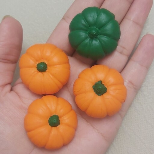میوه مینیاتوری مگنت کدو حلوایی یا کدو تنبل مینیاتوری نارنجی و سبز