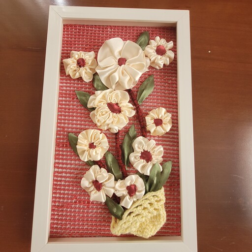 تابلو روباندوزی با گلهای زیبا ودارای نه عدد گل ویازده برگ  دارای قاب وبدون شیشه  