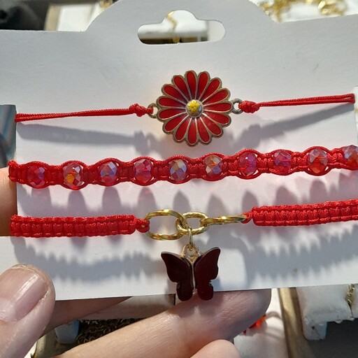 ست دستبند سه تایی بابونه و پروانه رزینی با تم قرمز   دارای گره کشویی 