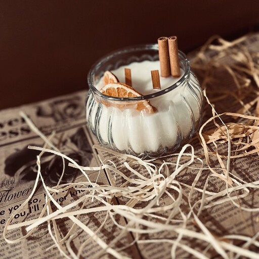 شمع معطر کدویی تزیبن شده با چوب دارچین و ورقه های پرتغال با فیتیله چوبی 