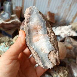سنگ عقیق ژئود معدنی و اصل مناسب ویترین و دکور  و برای سنگدرمانی ارتفاع 10.5 سانته
