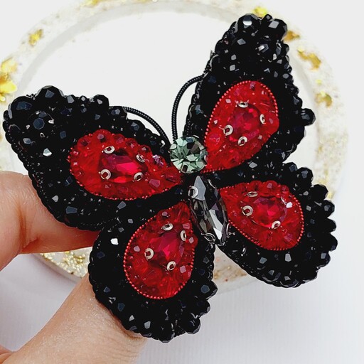 گلسینه جواهردوزی پروانه مشکی قرمز رنگ مدلf04 گل مریم