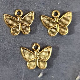 خرجکار پروانه طلایی 1 سانتی کوچک حلقه دار مدال آویزی، درجه یک ولی رنگ ثابت نیست،پَک 10 عددی 