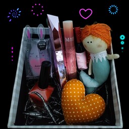 باکس کادویی دخترانه کادوی تولد هدیه عیدی ریمل رژلب کره ای تینت لب پداشکی جاکلیدی لاک نارنجی جعبه هدیه  