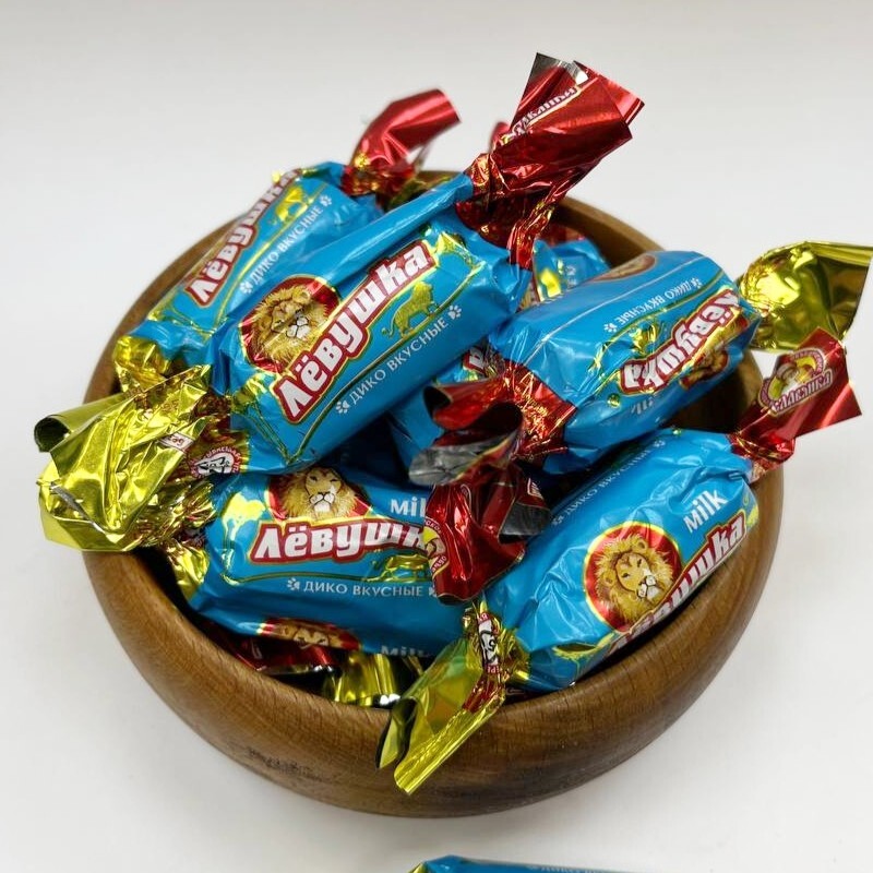 شکلات خارجی aebywka محصول کشور روسیه با عکس شیر در دو رنگ قرمز و آبی در دو طعم شیری و عسلی