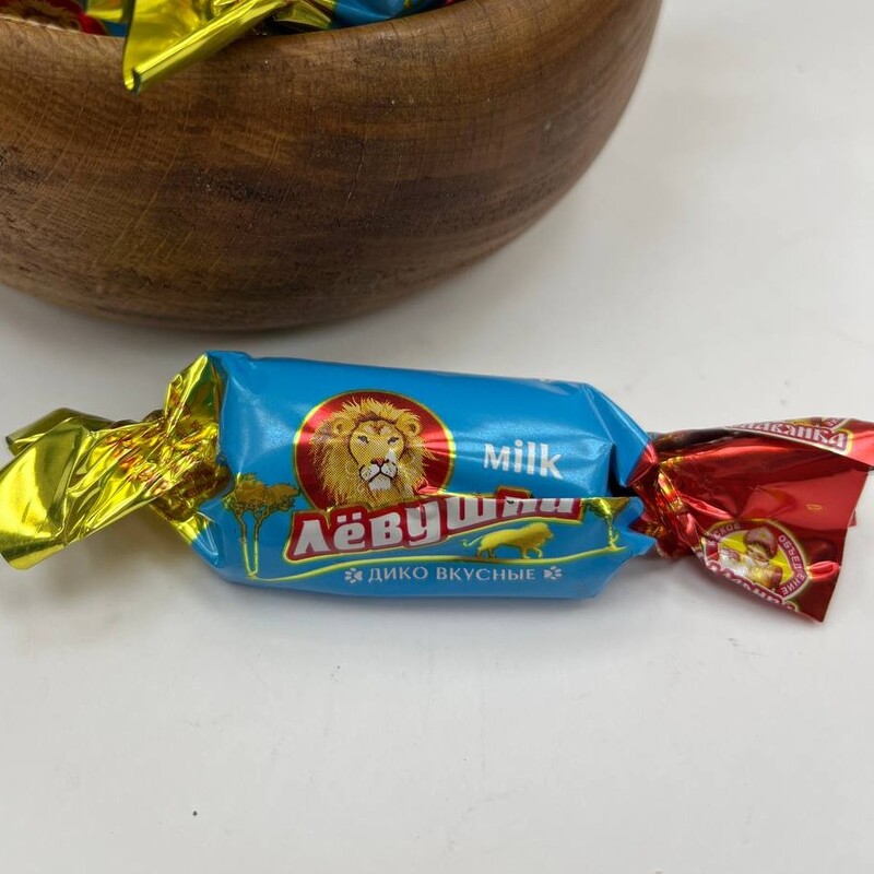 شکلات خارجی aebywka محصول کشور روسیه با عکس شیر در دو رنگ قرمز و آبی در دو طعم شیری و عسلی
