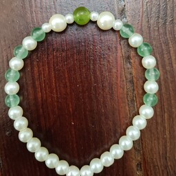دستبند سنگ جید سبز ترکیب با دانه های طرح سنگ مروارید ، فری سایز مناسب برای خانم های گل و دختران عزیز