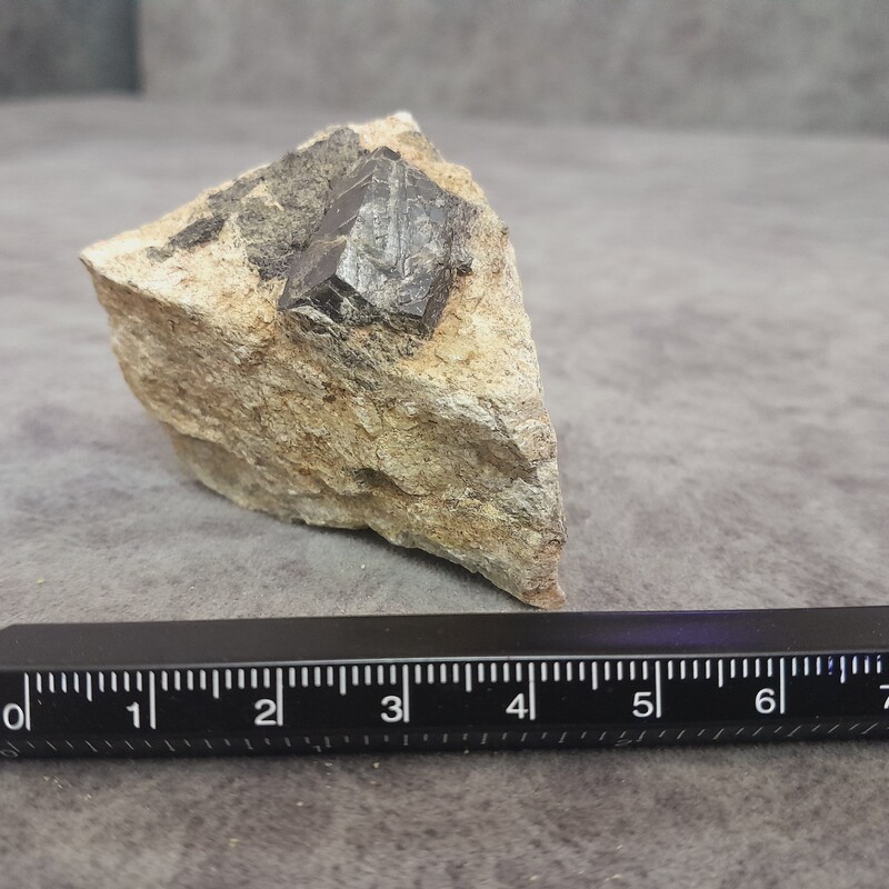 راف زیبای سنگ گارنت ملانیت (گارنت سیاه) طبیعی و معدنی