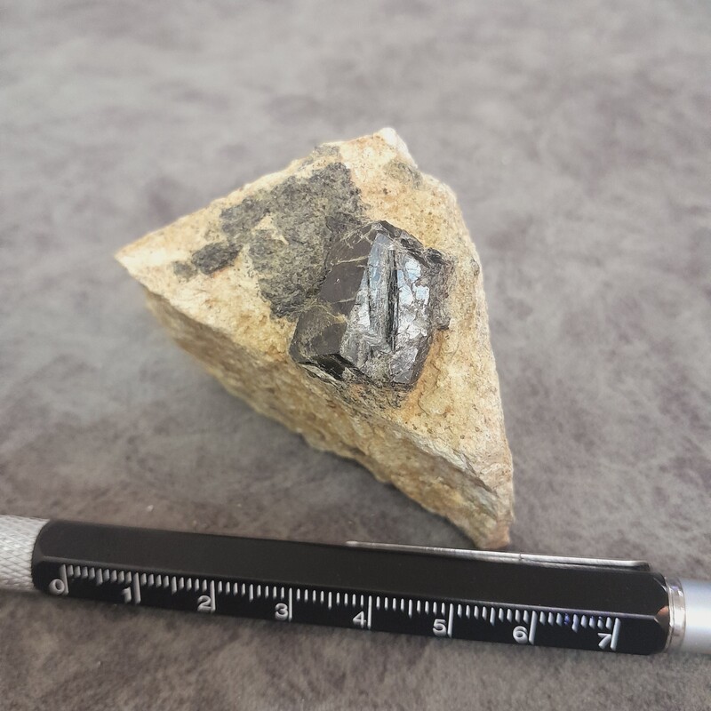 راف زیبای سنگ گارنت ملانیت (گارنت سیاه) طبیعی و معدنی