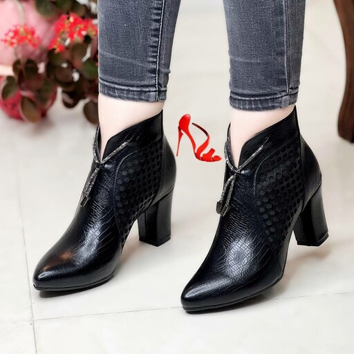 کفش کلاسیک مجلسی
مدل خورشید 
رویه پشت چرم واکس خور  
بغل توری  
زیره دلتا 6 سانت  
size 37 ta 40
پاخوری خاص 
کیفیت عالی 