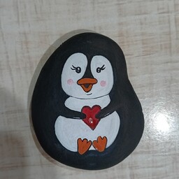 نقاشی روی سنگ طبیعی طرح پنگوئن قلب به دست 