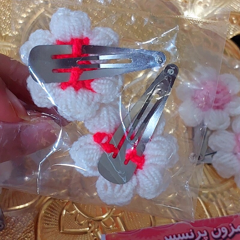 گیره تق تقی با گل بافتنی