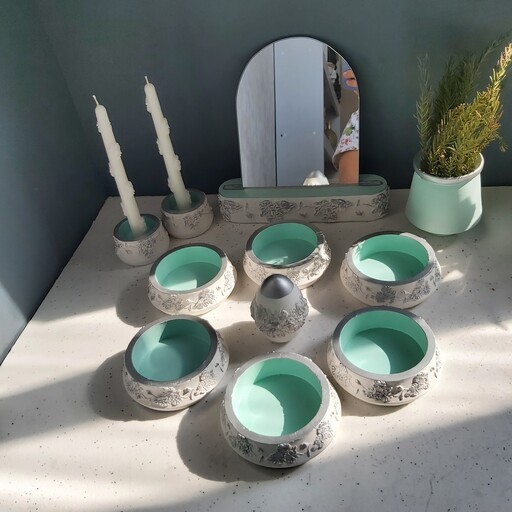 هفت سین سبز آبی  نقره ای  دارای 6کاسه یک تخم مرغ یک آینه و پایه آینه دوعدد شمعدان دو عدد شمع و یک گلدان