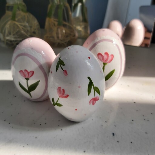 پک سه تایی تخم مرغ سفالی  8سانتیمتری طراحی شده با دست رنگ صورتی ملیح و طوسی و سفید