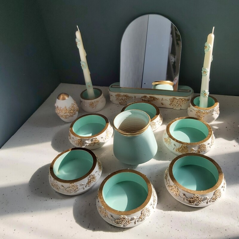 هفت سین سبز آبی سفید دارای 6کاسه یک تخم مرغ یک آینه و پایه آینه دوعدد شمعدان دو عدد شمع و گلدان