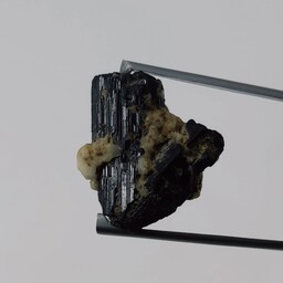همبستری سنگ های کوارتز و تورمالین (شورلیت) معدنی    