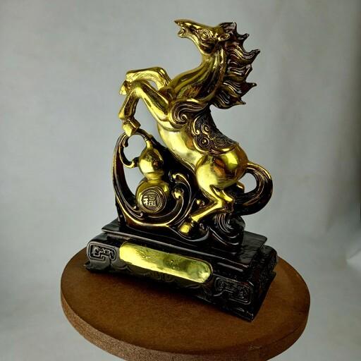 مجسمه اسب دکوری طلایی در ارتفاع 26 سانتیمتر (عالیجناب)