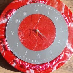 ساعت چوب و رزین قرمز رنگ با رینگ نقره ایی سایز ساعت 40 سانت قسمتهایی از ساعت  سنگ  استفاده شده است..