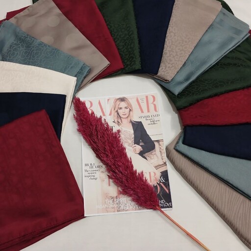 روسری ژاکارد برند ژیپو تک رنگ دارای رنگبندی زیبا و جذاب قواره 120 حاشیه دوخت دوردوخت