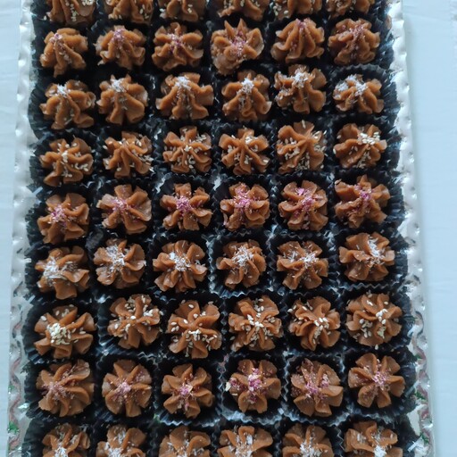 حلوا سنتی کپسولی با تزیین نارگیل و گل و کنجد 850گرمی هزینه ارسال با مشتری یا تحویل حضوری