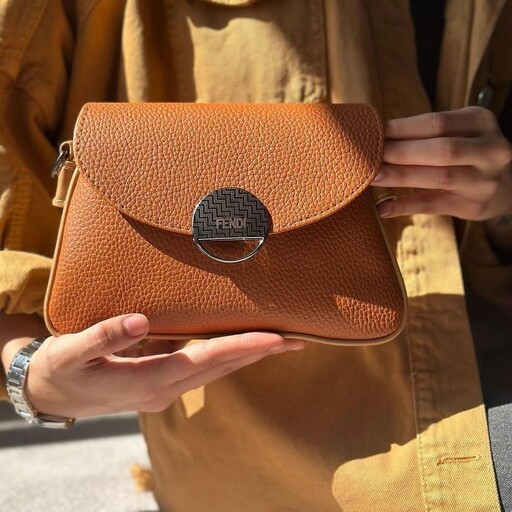 کیف دوشی زنانه مدل فندی جنس چرم درجه یک و تضمینی در رنگ بندی 