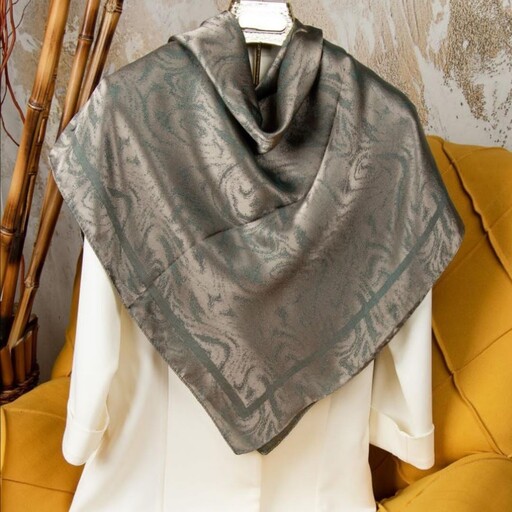 روسری ژاکارد طرح دار برند ژائو قواره 110 دارای رنگ های جذاب و کاربردی