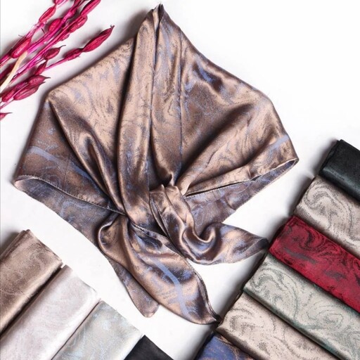 روسری ژاکارد طرح دار برند ژائو قواره 110 دارای رنگ های جذاب و کاربردی