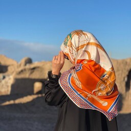 روسری ابریشم  توییل وارداتی زنانه قواره 140 رنگ نارنجی سفید دور دست دوز 