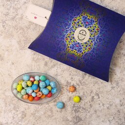 دراژه بلدرچینی رنگی با مغز شکلات و بیسکویت 1 کیلویی جعبه بالشتی با طرح ایرانی موفاما