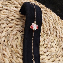 دستبند ظریف بچگانه دخترانه طلایی با پلاک طرح کیتی سفید صورتی قرمز ، استیل رنگ ثابت 