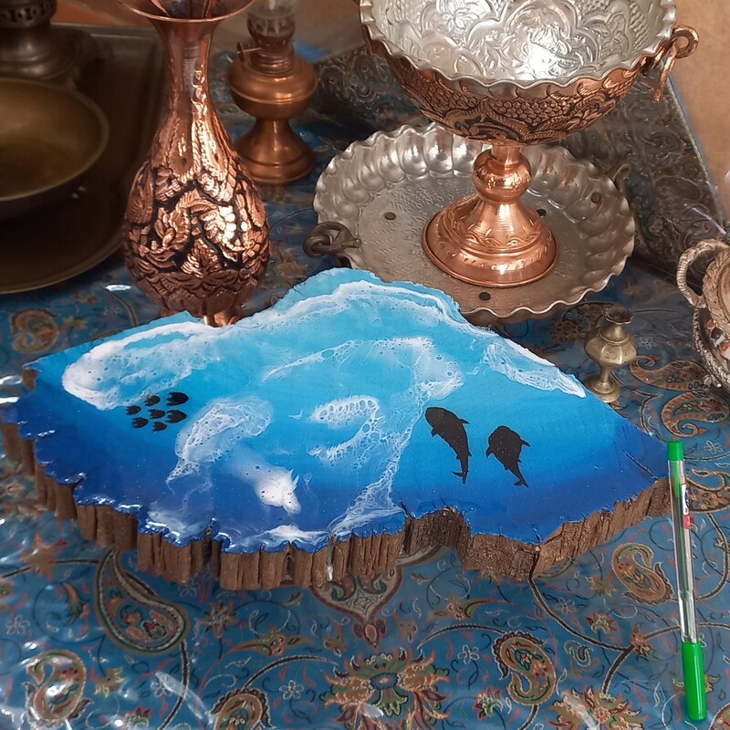 طرح در یا و رزین کاری  بر روی  تنه بریده شده چوب درخت سنجد برای میز مدیریتی با نقاشی دست زیبا و مقاوم  