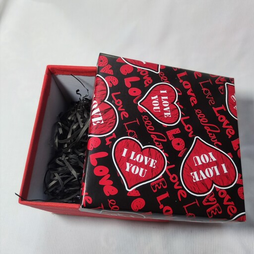 جعبه کادویی زیبا با روکش پارچه ای 
هارد باکس همراه پوشال رنگی