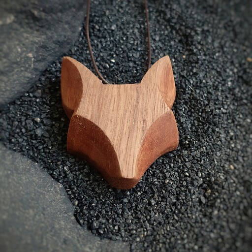 گردنبند دستساز روباه ساخته شده از چوب گردو سیاه