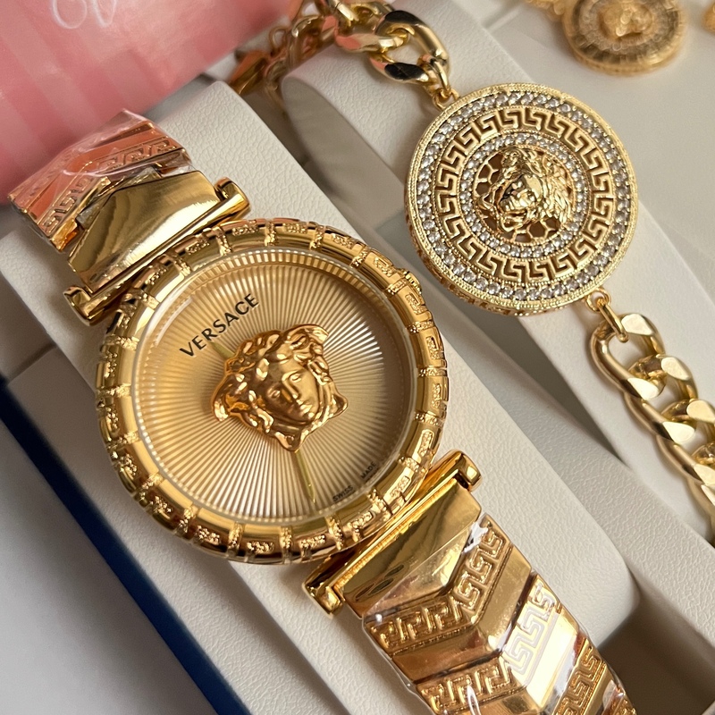 ست زنانه ورساچ لوکس شامل ساعت ورساچ دستبند ورساچ پلاک گوشواره و  انگشتر ورساچ برابر با اصل طلا