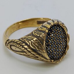 انگشتر مردانه طلاروس لوکس نگین کاری شده و رکاب طرح دار طبق عکس مشابه نمونه طلا و جواهر