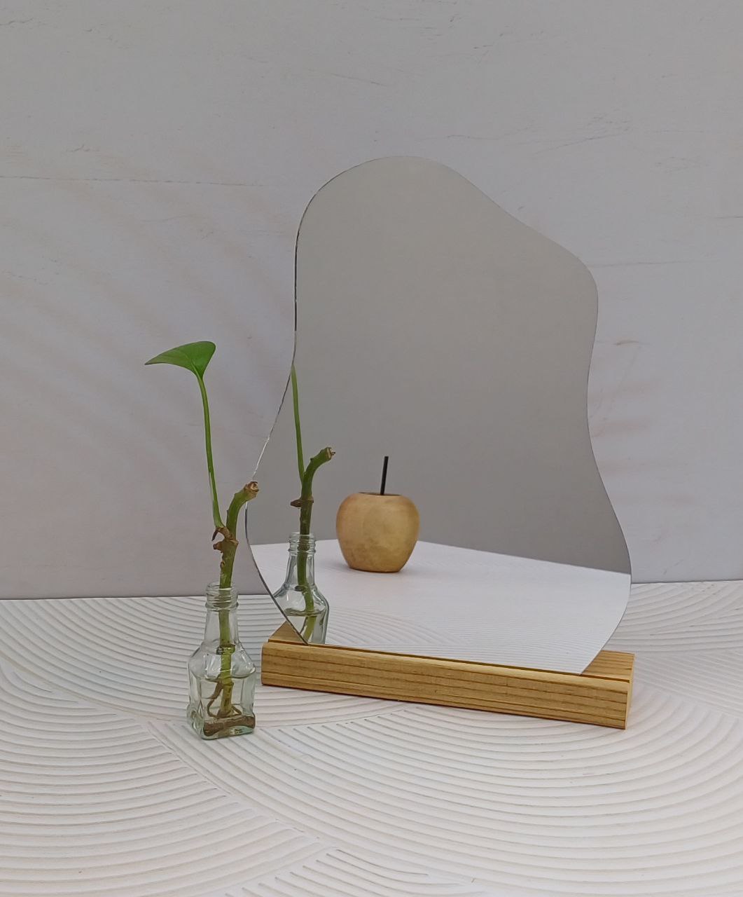 آیینه ی دفرمه پایه چوبی مناسب سفره هفت سین