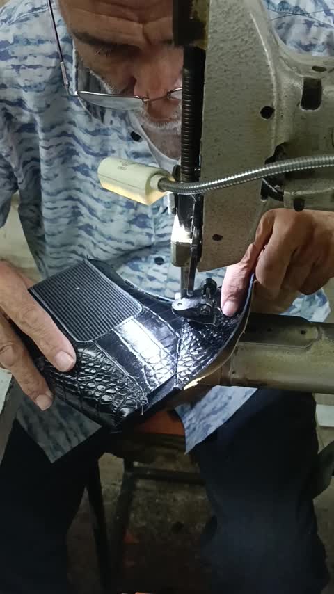 نیم بوت مردانه چرم طبیعی مشکی آلپاین زیگزالی کروکودیلی