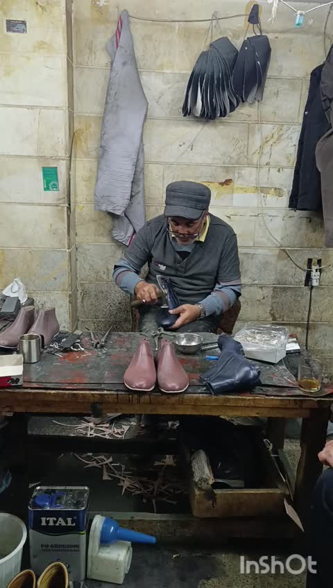 نیم بوت مردانه چرم طبیعی مشکی آلپاین کلاسیک 
