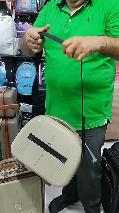 چمدان فایبر گلاس برند نوا. جنس نشکن تحت لیسانس ایتالیا.در رنگبندی جذاب و خاص برای سخت آن 24.26.28همراه 2 ارایشی.پس کرایه