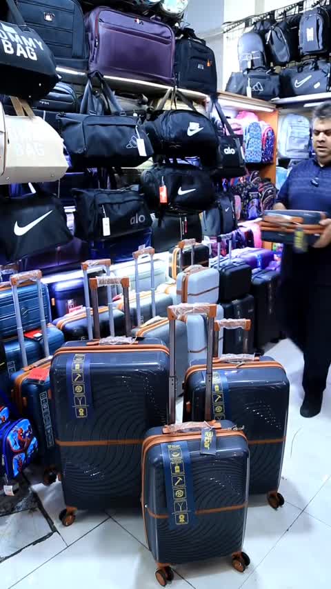 چمدان فایبر گلاس برند نوا. جنس نشکن تحت لیسانس ایتالیا.در رنگبندی جذاب و خاص برای سخت آن 24.26.28همراه 2 ارایشی.پس کرایه