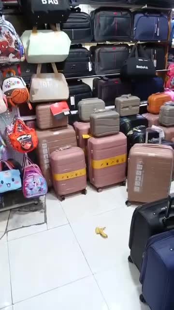 چمدان فایبر گلاس برند نوا. جنس نشکن تحت لیسانس ایتالیا.در رنگبندی جذاب و خاص برای سخت آن 24.26.28همراه 2 ارایشی.پس کرایه