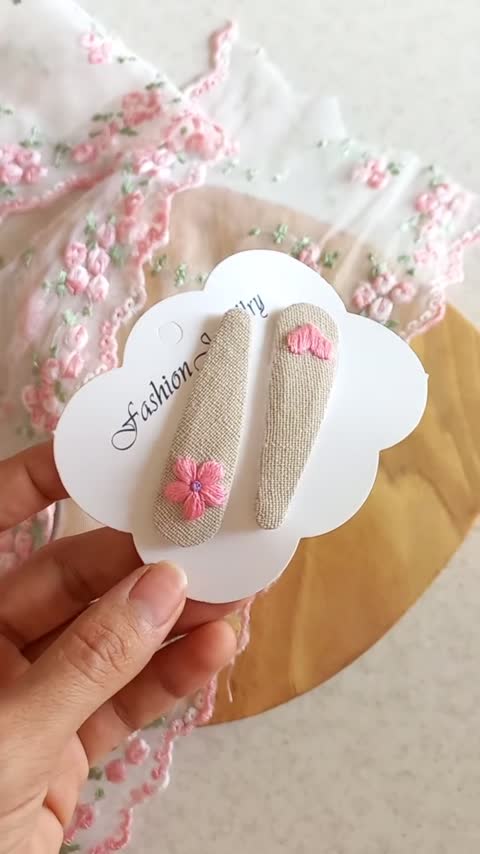 گیره تق تقی گلدوزی شده با دست، طرح قلب و گل