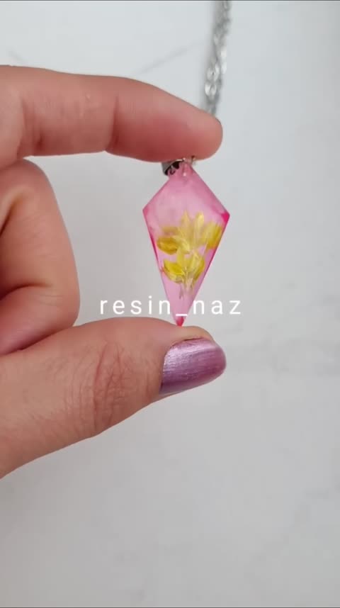 گردنبند رزینی صورتی با گل طبیعی زرد استیل نقره ای