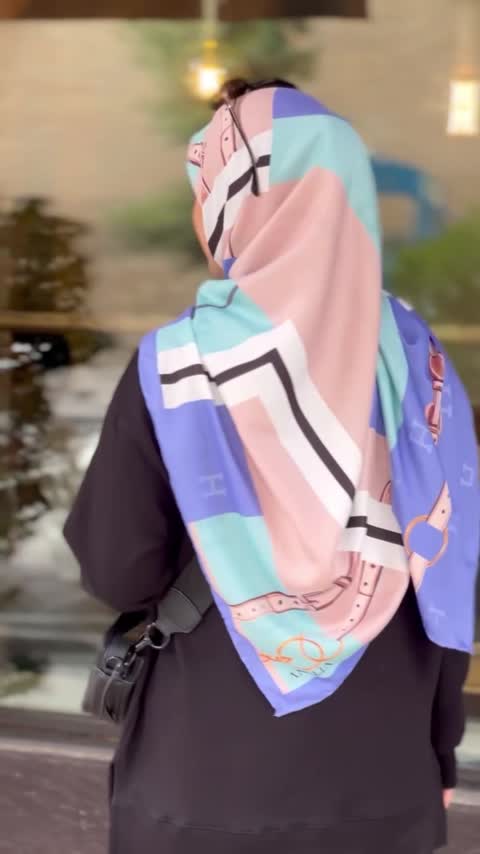 روسری ابریشم مزونی شیک و جذاب دور دست دوز قواره 140طرح لویی ویتون ابرااسکارف کد 9565 ارسال رایگان