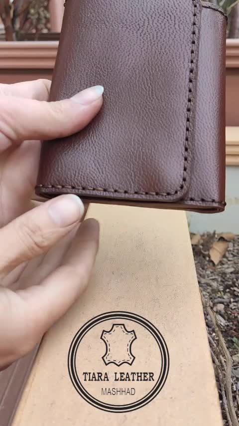 کیف پول جیبی سه لت مردانه  چرم طبیعی دست دوزتیاراچرم مشهدبدون جعبه است 