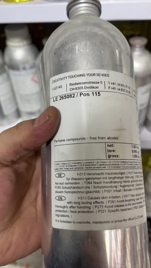 عطر گرمی بلک افغان یه عطر چوبی تلخ که با نت قهوه اعمال کنندهاست