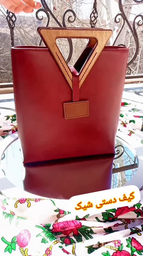 کیف دستی زنانه چرم طبیعی، دست دوز ، دسته چوبی